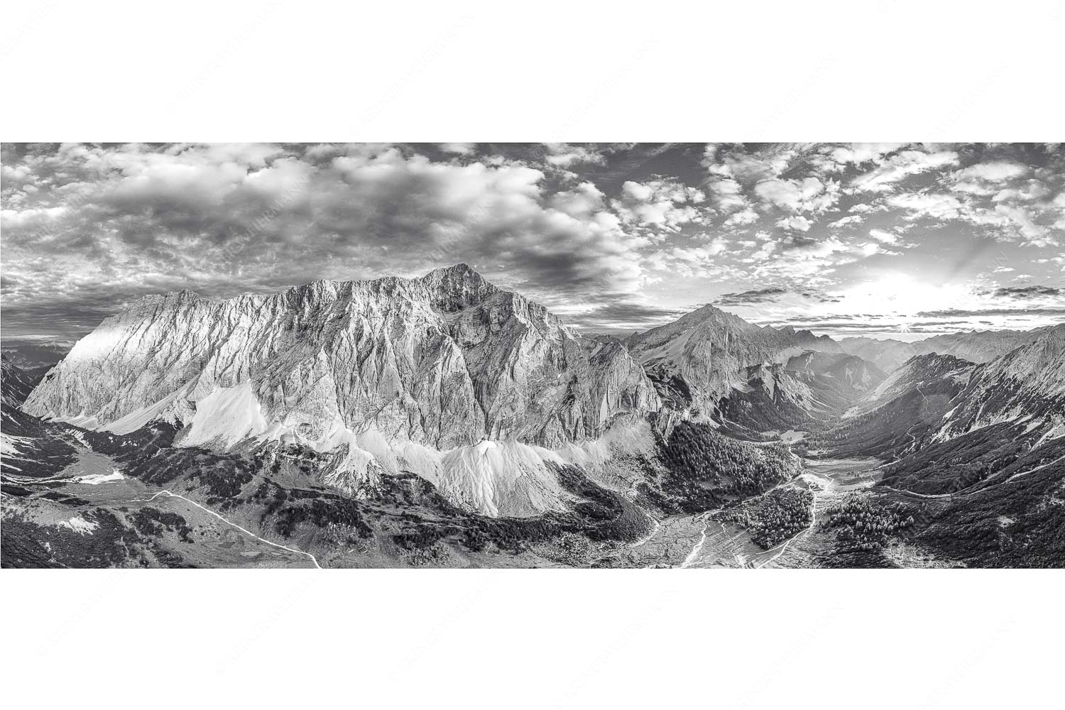 Die Sonne scheint noch kurz entlang des Hallerangers in die Nordwand der Speckkarspitze