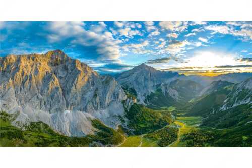 Die Sonne scheint noch kurz entlang des Hallerangers in die Nordwand der Speckkarspitze - Der Abschiedskuss - Seitenverhältnis 2:1 - Speckkarspitze im Karwendel - weitere Infos unter https://www.kriner-weiermann.de