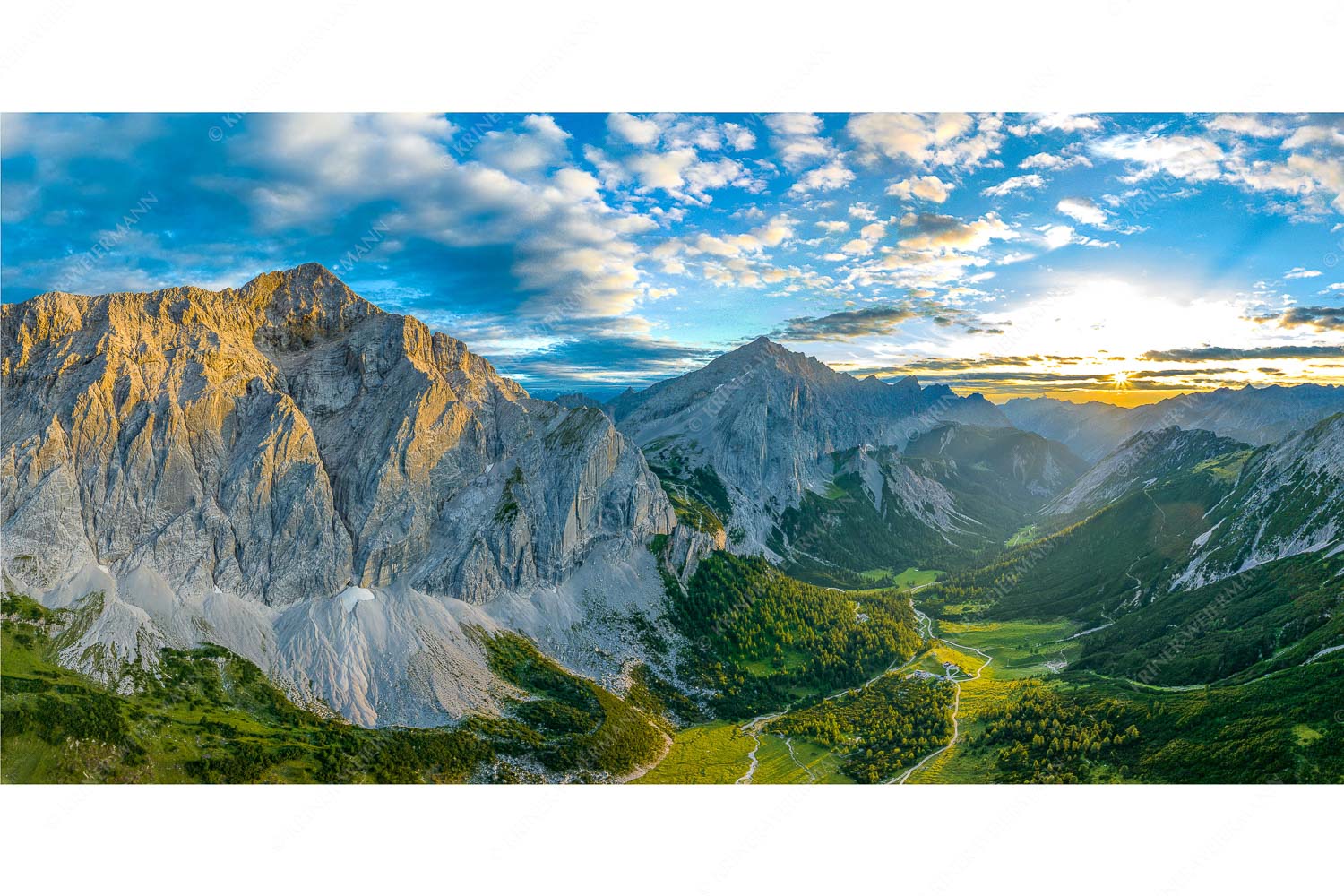 Der Abschiedskuss – Seitenverhältnis 2:1 — Speckkarspitze im Karwendel Die Sonne scheint noch kurz entlang des Hallerangers in die Nordwand der Speckkarspitze