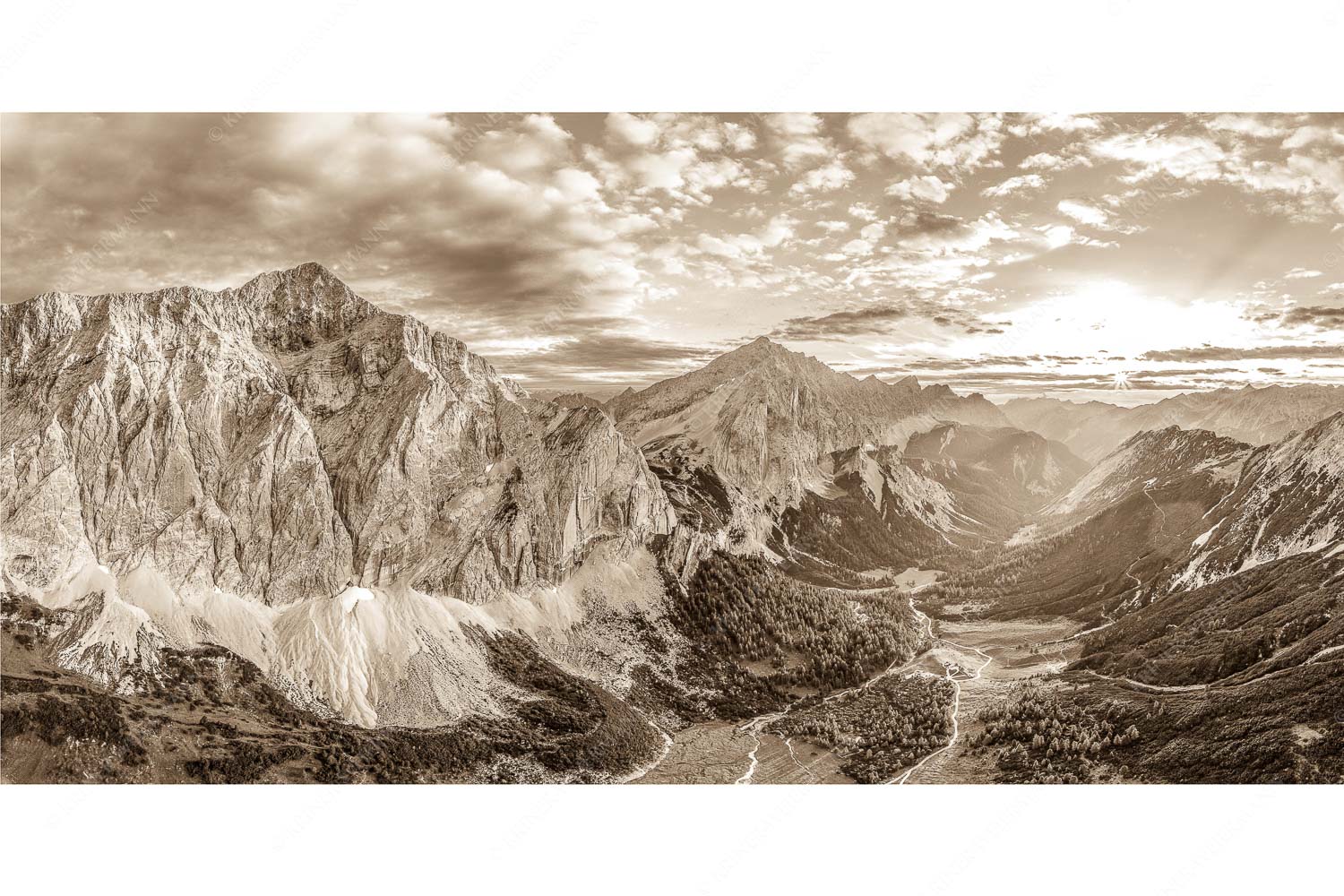 Der Abschiedskuss – Seitenverhältnis 2:1 — Speckkarspitze im Karwendel Die Sonne scheint noch kurz entlang des Hallerangers in die Nordwand der Speckkarspitze