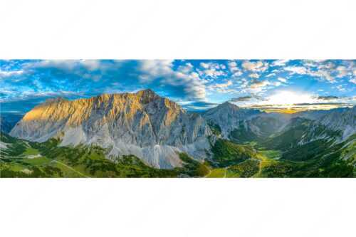 Die Sonne scheint noch kurz entlang des Hallerangers in die Nordwand der Speckkarspitze - Der Abschiedskuss - Seitenverhältnis 3:1 - Speckkarspitze im Karwendel - weitere Infos unter https://www.kriner-weiermann.de