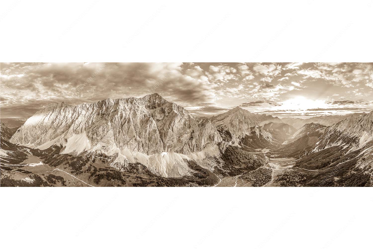 Der Abschiedskuss – Seitenverhältnis 3:1 — Speckkarspitze im Karwendel Die Sonne scheint noch kurz entlang des Hallerangers in die Nordwand der Speckkarspitze