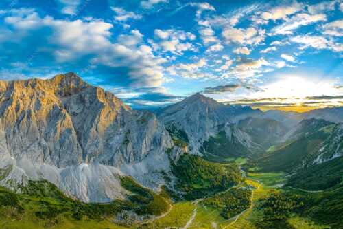 Die Sonne scheint noch kurz entlang des Hallerangers in die Nordwand der Speckkarspitze - Der Abschiedskuss - Seitenverhältnis 3:2 - Speckkarspitze im Karwendel - weitere Infos unter https://www.kriner-weiermann.de