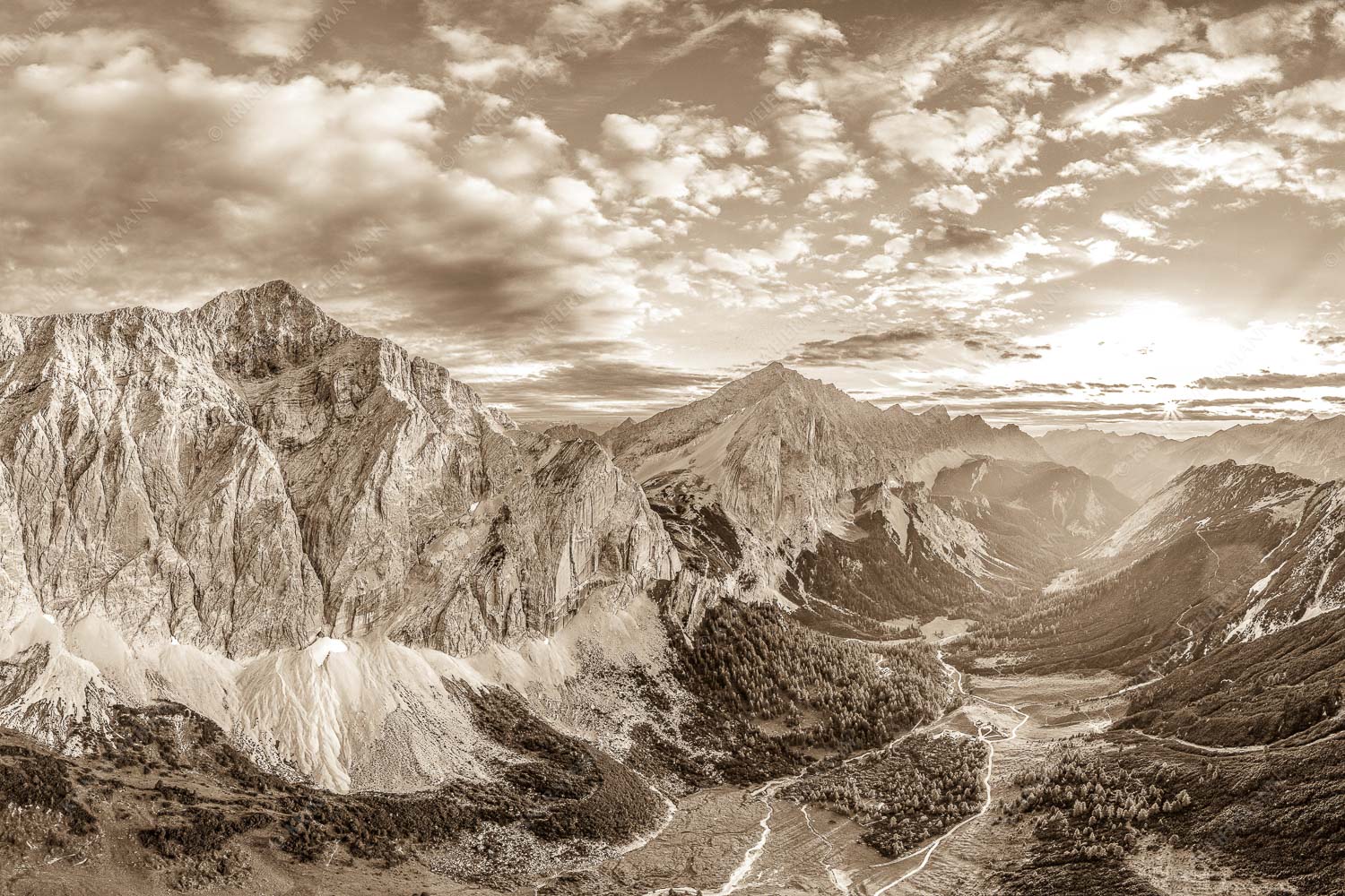 Die Sonne scheint noch kurz entlang des Hallerangers in die Nordwand der Speckkarspitze