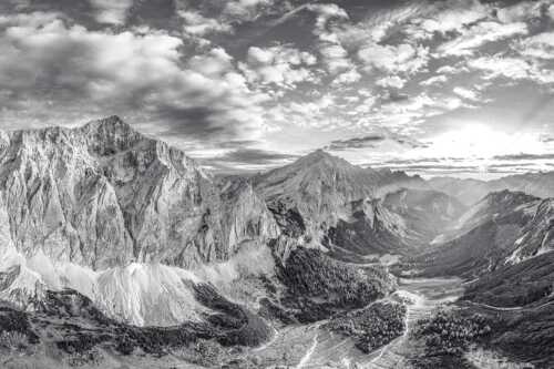 Die Sonne scheint noch kurz entlang des Hallerangers in die Nordwand der Speckkarspitze - Der Abschiedskuss - Seitenverhältnis 3:2 - Speckkarspitze im Karwendel - weitere Infos unter https://www.kriner-weiermann.de