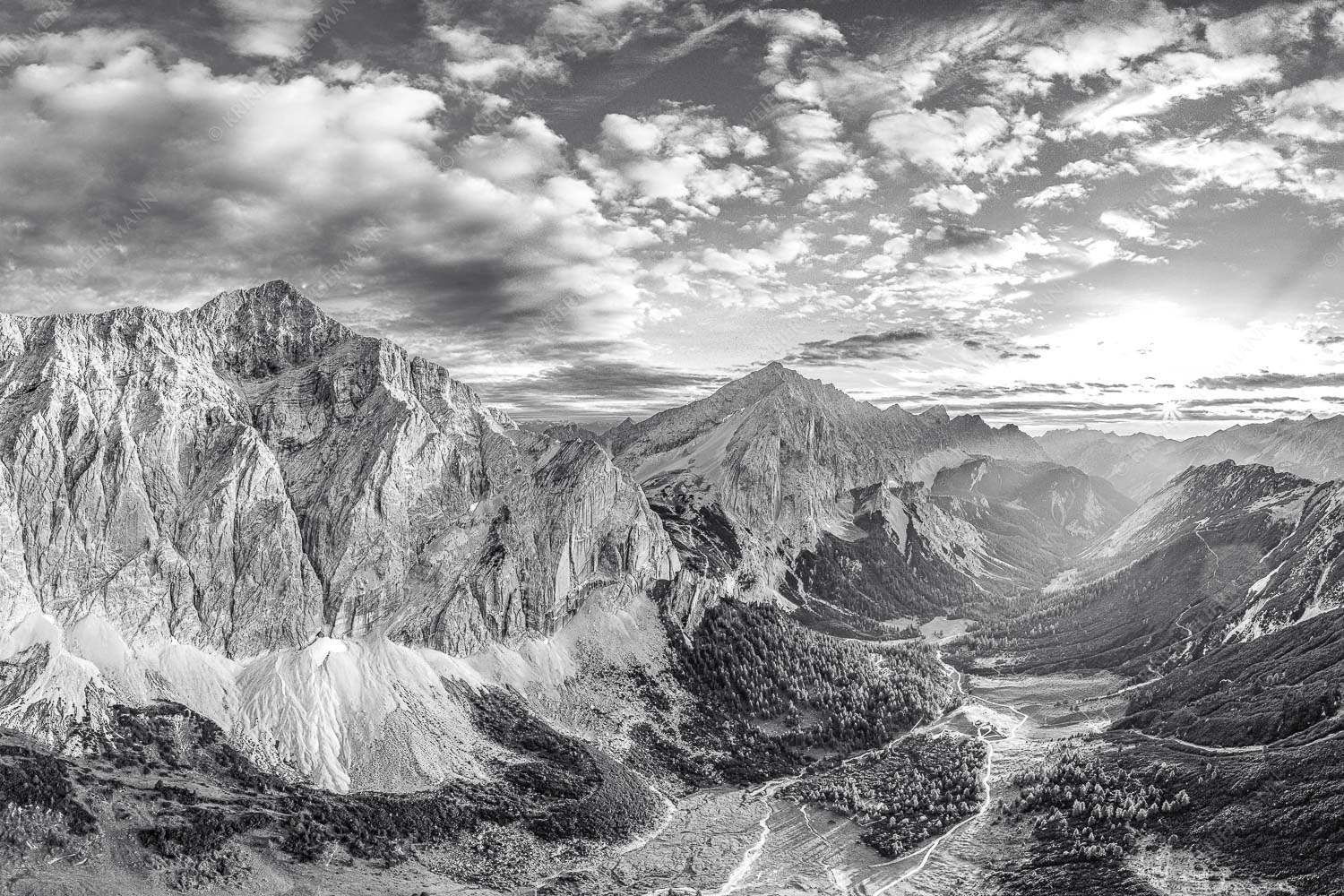 Die Sonne scheint noch kurz entlang des Hallerangers in die Nordwand der Speckkarspitze