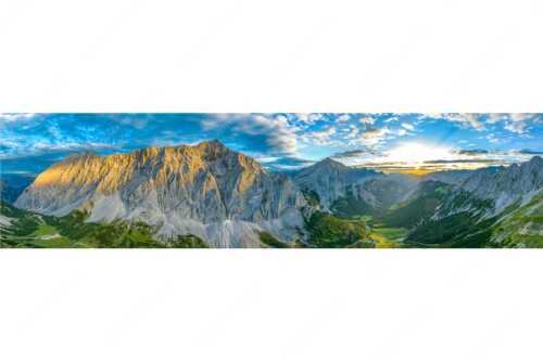Die Sonne scheint noch kurz entlang des Hallerangers in die Nordwand der Speckkarspitze - Der Abschiedskuss - Seitenverhältnis 4:1 - Speckkarspitze im Karwendel - weitere Infos unter https://www.kriner-weiermann.de