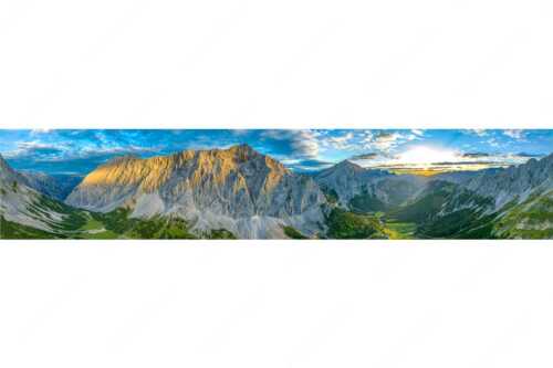 Die Sonne scheint noch kurz entlang des Hallerangers in die Nordwand der Speckkarspitze - Der Abschiedskuss - Seitenverhältnis 5:1 - Speckkarspitze im Karwendel - weitere Infos unter https://www.kriner-weiermann.de
