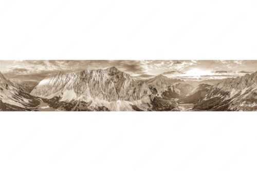 Die Sonne scheint noch kurz entlang des Hallerangers in die Nordwand der Speckkarspitze - Der Abschiedskuss - Seitenverhältnis 5:1 - Speckkarspitze im Karwendel - weitere Infos unter https://www.kriner-weiermann.de