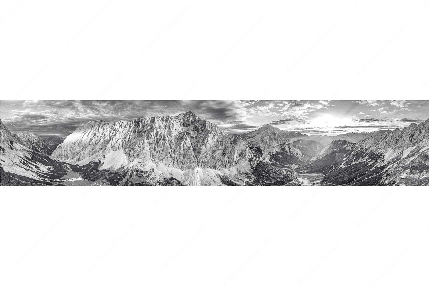 Der Abschiedskuss – Seitenverhältnis 5:1 — Speckkarspitze im Karwendel Die Sonne scheint noch kurz entlang des Hallerangers in die Nordwand der Speckkarspitze