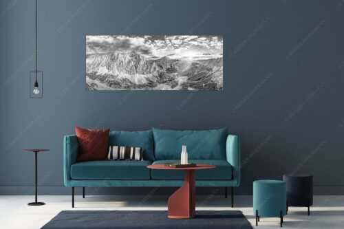 Die Sonne scheint noch kurz entlang des Hallerangers in die Nordwand der Speckkarspitze - Der Abschiedskuss - Wandbild - Größe ca. 175x70cm, Seitenverhältnis 2,5:1 - Speckkarspitze im Karwendel - weitere Infos unter https://www.kriner-weiermann.de