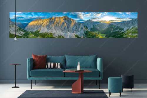 Die Sonne scheint noch kurz entlang des Hallerangers in die Nordwand der Speckkarspitze - Der Abschiedskuss - Größe ca. 350x70cm, Seitenverhältnis 5:1 - Speckkarspitze im Karwendel - weitere Infos unter https://www.kriner-weiermann.de