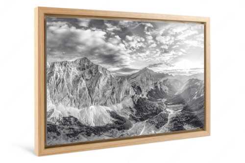 Die Sonne scheint noch kurz entlang des Hallerangers in die Nordwand der Speckkarspitze - Der Abschiedskuss - Foto im Schattenfugen-Rahmen - Speckkarspitze im Karwendel - weitere Infos unter https://www.kriner-weiermann.de