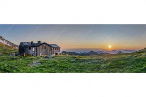 Den ganzen Sommer über kann man den Sonnenaufgang von der Weilheimer Hütte genießen - Der beste Platz - Seitenverhältnis 3:1 - Weilheimer Hütte - weitere Infos unter https://www.kriner-weiermann.de