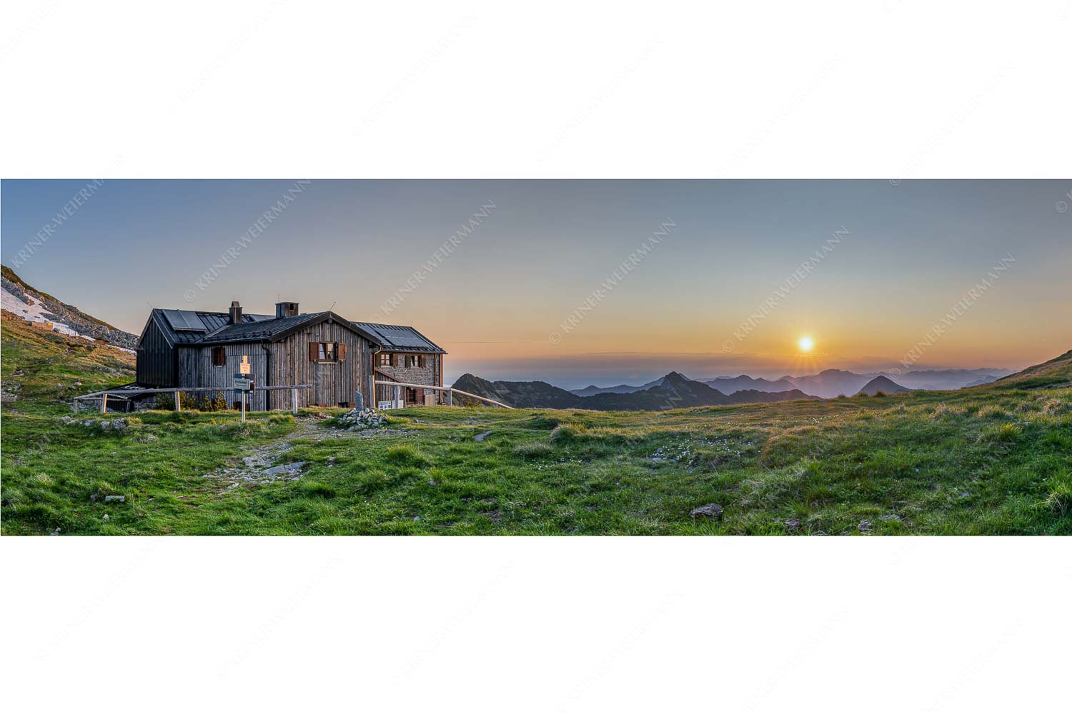 Der beste Platz – Seitenverhältnis 3:1 — Weilheimer Hütte Den ganzen Sommer über kann man den Sonnenaufgang von der Weilheimer Hütte genießen
