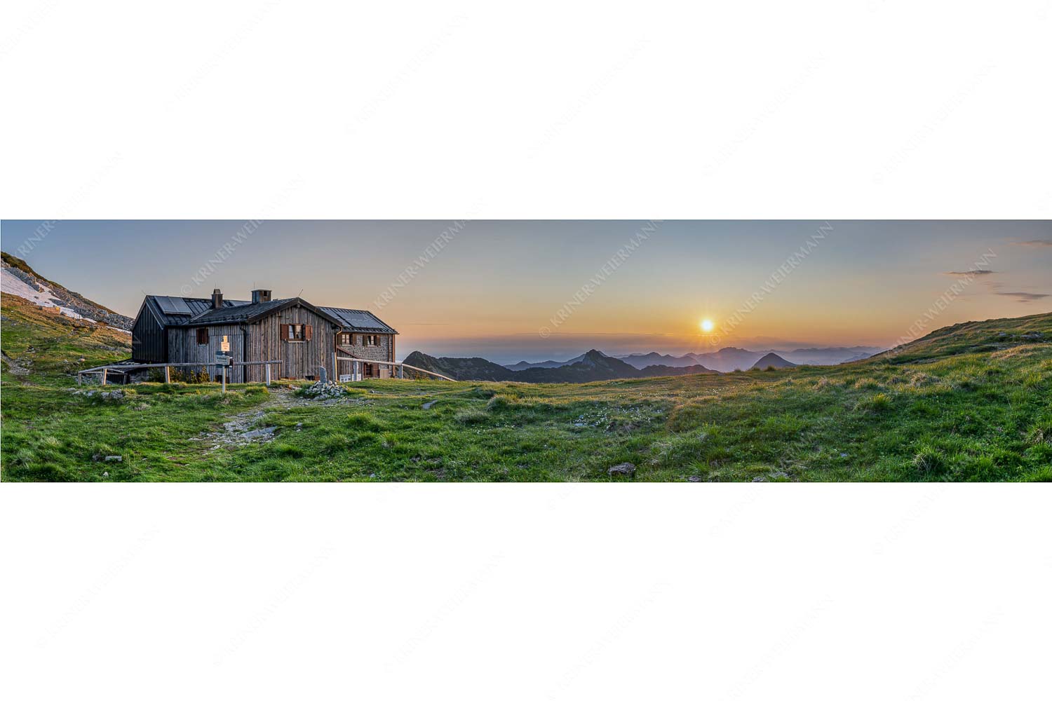 Den ganzen Sommer über kann man den Sonnenaufgang von der Weilheimer Hütte genießen - Der beste Platz - Seitenverhältnis 4:1 - Weilheimer Hütte - weitere Infos unter https://www.kriner-weiermann.de