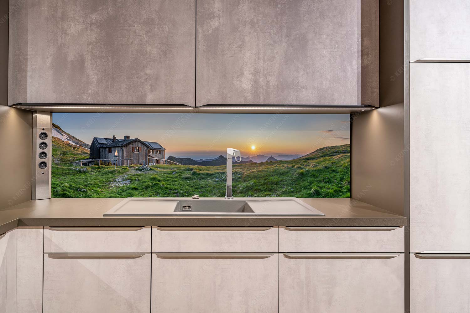 Der beste Platz – Größe ca. 200x50cm, Seitenverhältnis ca: 4: — Weilheimer Hütte Den ganzen Sommer über kann man den Sonnenaufgang von der Weilheimer Hütte genießen - Der beste Platz - Größe ca. 200x50cm, Seitenverhältnis ca: 4: - Weilheimer Hütte - weitere Infos unter https://www.kriner-weiermann.de