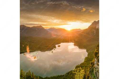 Blick über den Eibsee in den Sonnenaufgang im Estergebirge - Der Eibseeblick - Seitenverhältnis 1:1 - Eibsee mit Loisachtal - weitere Infos unter https://www.kriner-weiermann.de