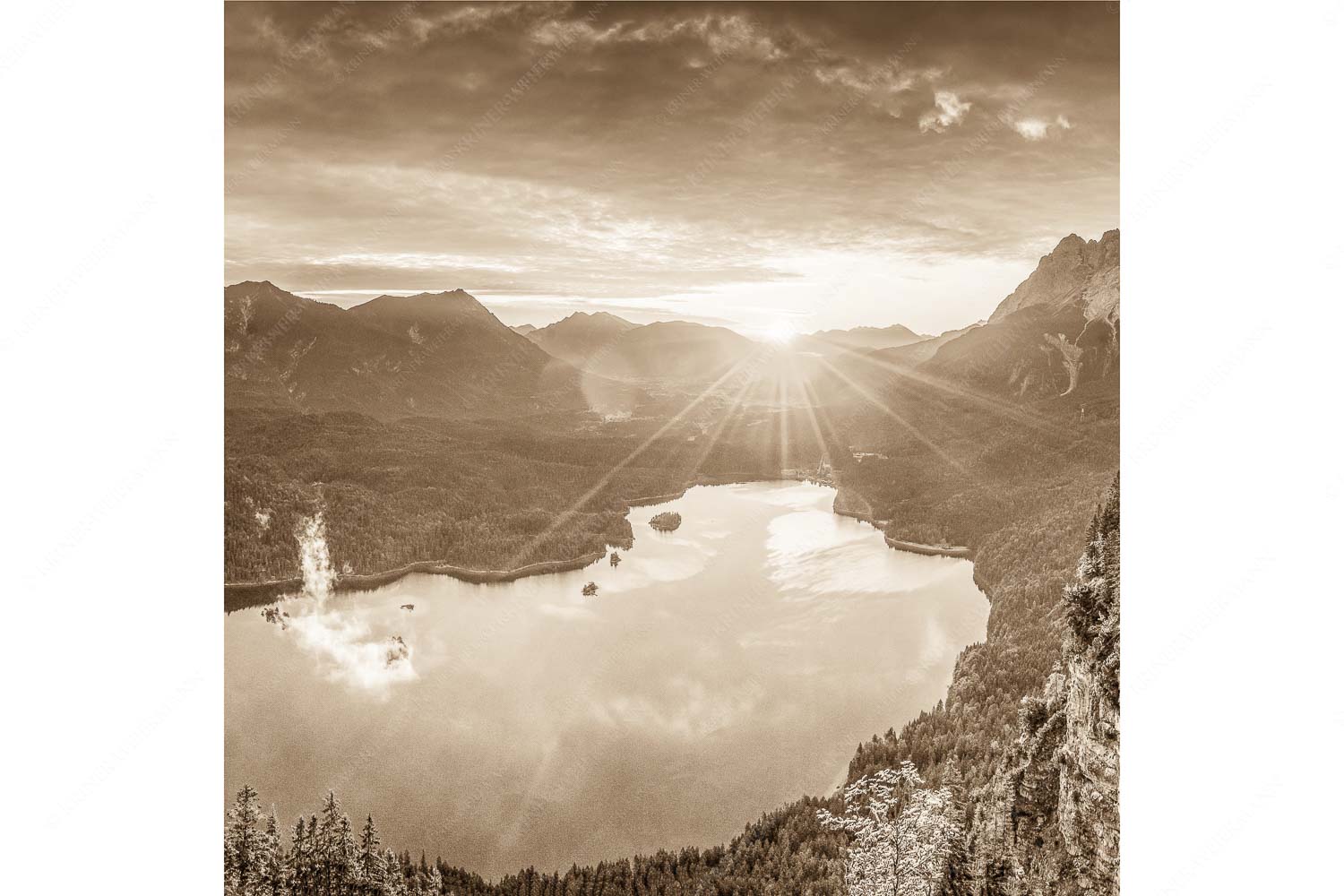 Blick über den Eibsee in den Sonnenaufgang im Estergebirge