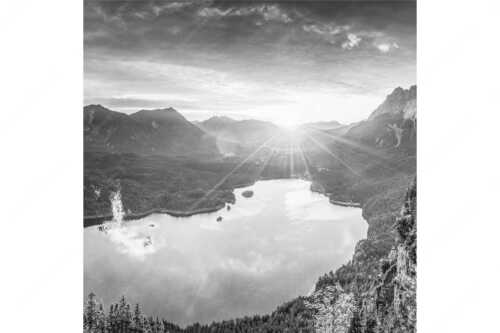 Blick über den Eibsee in den Sonnenaufgang im Estergebirge - Der Eibseeblick - Seitenverhältnis 1:1 - Eibsee mit Loisachtal - weitere Infos unter https://www.kriner-weiermann.de