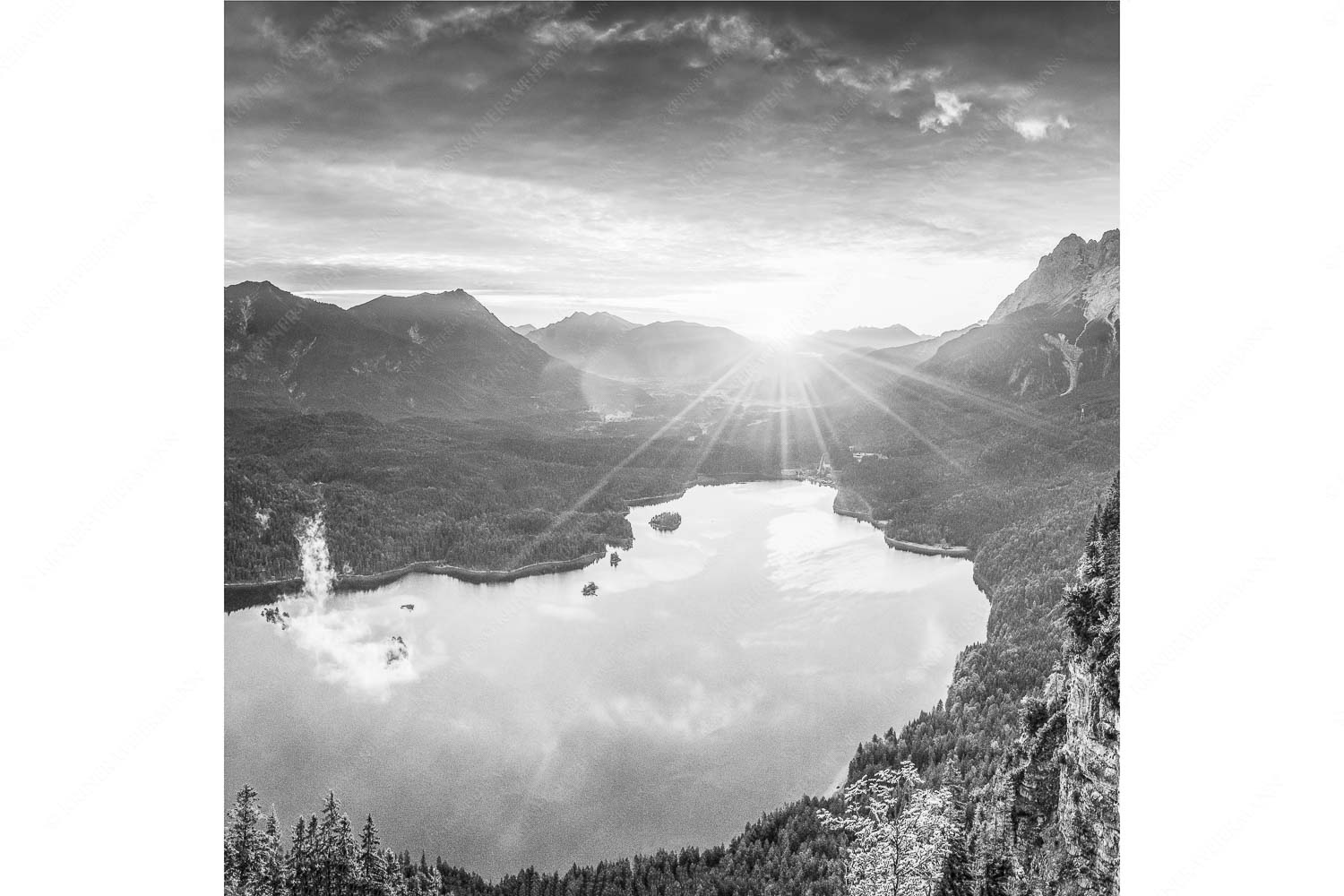 Der Eibseeblick – Seitenverhältnis 1:1 — Eibsee mit Loisachtal Blick über den Eibsee in den Sonnenaufgang im Estergebirge