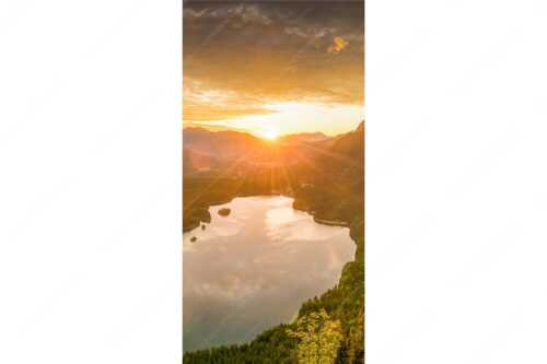 Blick über den Eibsee in den Sonnenaufgang im Estergebirge - Der Eibseeblick - Seitenverhältnis 1:2 - Eibsee mit Loisachtal - weitere Infos unter https://www.kriner-weiermann.de