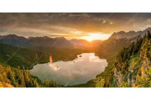 Blick über den Eibsee in den Sonnenaufgang im Estergebirge - Der Eibseeblick - Seitenverhältnis 2:1 - Eibsee mit Loisachtal - weitere Infos unter https://www.kriner-weiermann.de