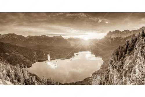 Blick über den Eibsee in den Sonnenaufgang im Estergebirge - Der Eibseeblick - Seitenverhältnis 2:1 - Eibsee mit Loisachtal - weitere Infos unter https://www.kriner-weiermann.de