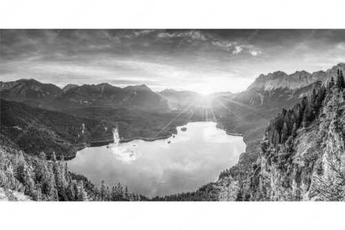Blick über den Eibsee in den Sonnenaufgang im Estergebirge - Der Eibseeblick - Seitenverhältnis 2:1 - Eibsee mit Loisachtal - weitere Infos unter https://www.kriner-weiermann.de