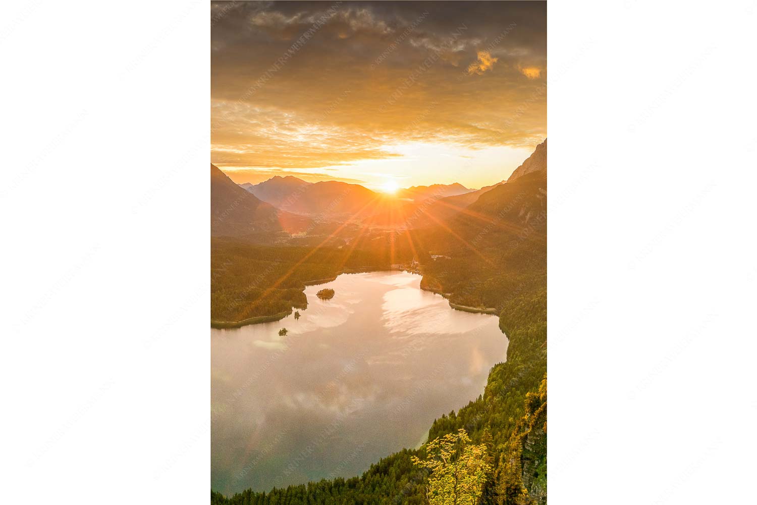 Der Eibseeblick – Seitenverhältnis 2:3 — Eibsee mit Loisachtal Blick über den Eibsee in den Sonnenaufgang im Estergebirge