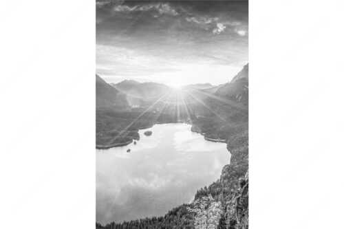 Blick über den Eibsee in den Sonnenaufgang im Estergebirge - Der Eibseeblick - Seitenverhältnis 2:3 - Eibsee mit Loisachtal - weitere Infos unter https://www.kriner-weiermann.de