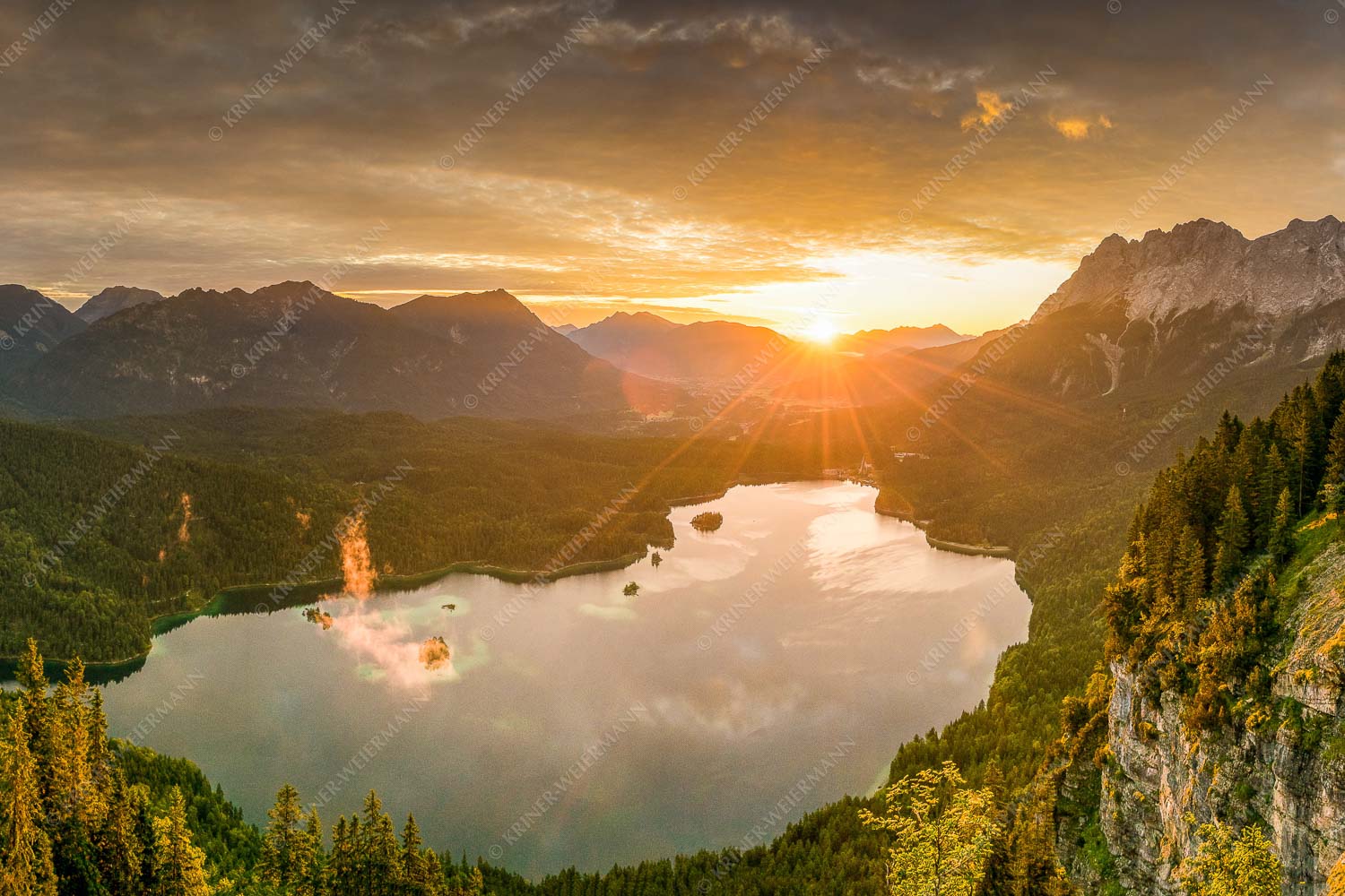 Der Eibseeblick – Seitenverhältnis 3:2 — Eibsee mit Loisachtal Blick über den Eibsee in den Sonnenaufgang im Estergebirge