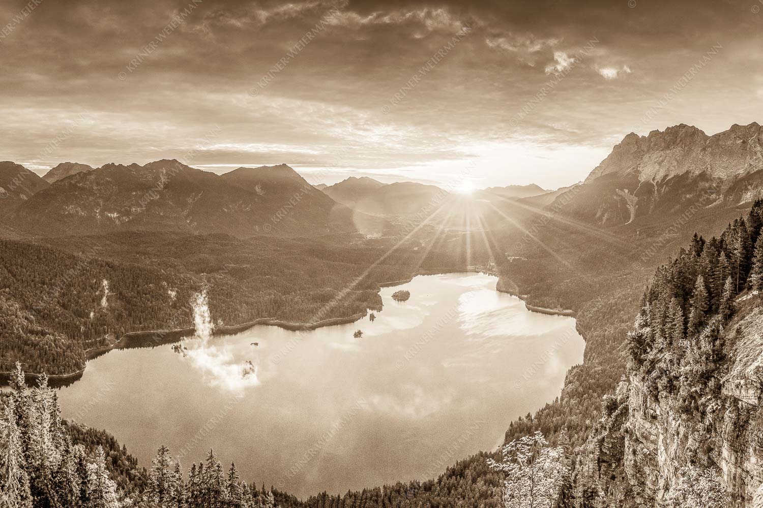 Der Eibseeblick – Seitenverhältnis 3:2 — Eibsee mit Loisachtal Blick über den Eibsee in den Sonnenaufgang im Estergebirge
