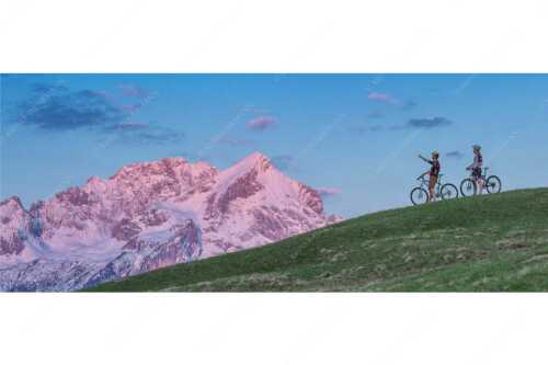 Morgentliche Stimmung am Eckbauer mit der noch verschneiten Alpspitze - Der frühe Vogel - Seitenverhältnis 2,5:1 - Alpspitze im Morgenrot - weitere Infos unter https://www.kriner-weiermann.de