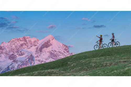 Morgentliche Stimmung am Eckbauer mit der noch verschneiten Alpspitze - Der frühe Vogel - Seitenverhältnis 2:1 - Alpspitze im Morgenrot - weitere Infos unter https://www.kriner-weiermann.de