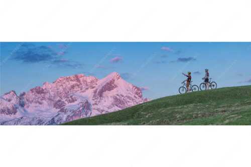 Morgentliche Stimmung am Eckbauer mit der noch verschneiten Alpspitze - Der frühe Vogel - Seitenverhältnis 3:1 - Alpspitze im Morgenrot - weitere Infos unter https://www.kriner-weiermann.de