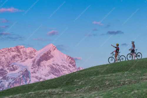 Morgentliche Stimmung am Eckbauer mit der noch verschneiten Alpspitze - Der frühe Vogel - Seitenverhältnis 3:2 - Alpspitze im Morgenrot - weitere Infos unter https://www.kriner-weiermann.de