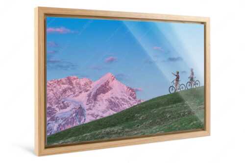Morgentliche Stimmung am Eckbauer mit der noch verschneiten Alpspitze - Der frühe Vogel - Foto im Schattenfugen-Rahmen - Alpspitze im Morgenrot - weitere Infos unter https://www.kriner-weiermann.de