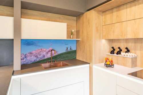 Morgentliche Stimmung am Eckbauer mit der noch verschneiten Alpspitze - Der frühe Vogel - Größe ca. 150x60cm, Seitenverhältnis 2,5:1 - Alpspitze im Morgenrot - weitere Infos unter https://www.kriner-weiermann.de