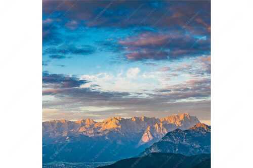 Blick über Garmisch-Partenkirchen und Kramer zum Zugspitzmassiv - Der Himmel tut sich auf - Seitenverhältnis 1:1 - Garmisch-Partenkirchen mit Wetterstein - weitere Infos unter https://www.kriner-weiermann.de