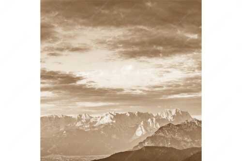 Blick über Garmisch-Partenkirchen und Kramer zum Zugspitzmassiv - Der Himmel tut sich auf - Seitenverhältnis 1:1 - Garmisch-Partenkirchen mit Wetterstein - weitere Infos unter https://www.kriner-weiermann.de