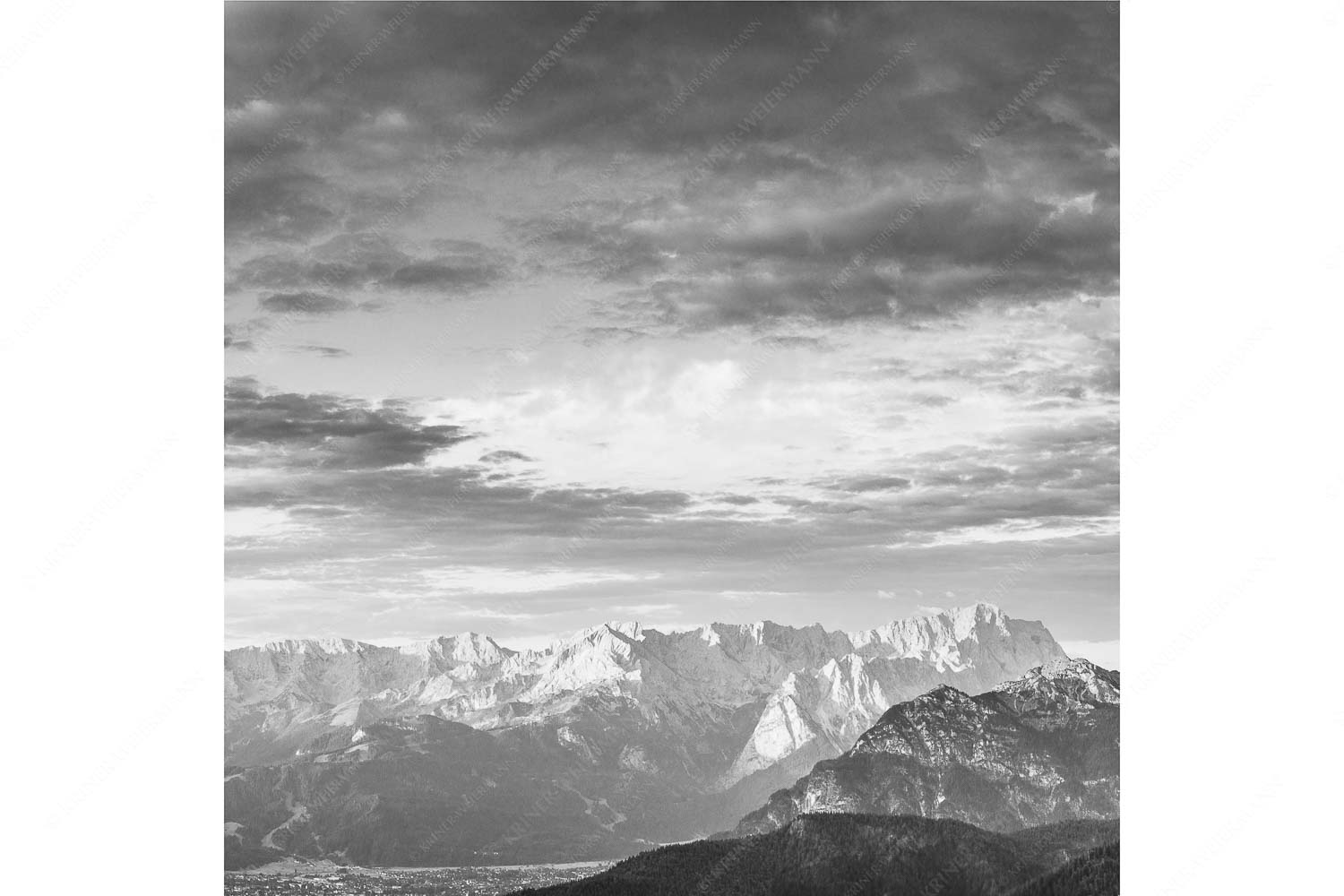 Der Himmel tut sich auf – Seitenverhältnis 1:1 — Garmisch-Partenkirchen mit Wetterstein Blick über Garmisch-Partenkirchen und Kramer zum Zugspitzmassiv