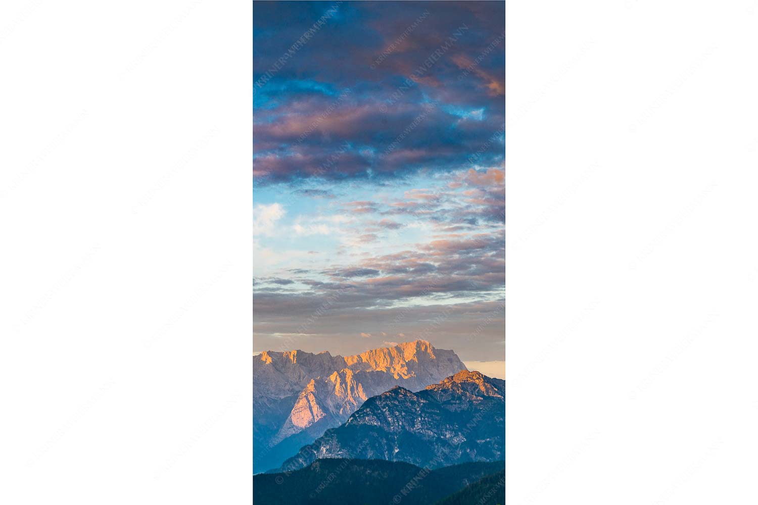 Der Himmel tut sich auf – Seitenverhältnis 1:2 — Garmisch-Partenkirchen mit Wetterstein Blick über Garmisch-Partenkirchen und Kramer zum Zugspitzmassiv