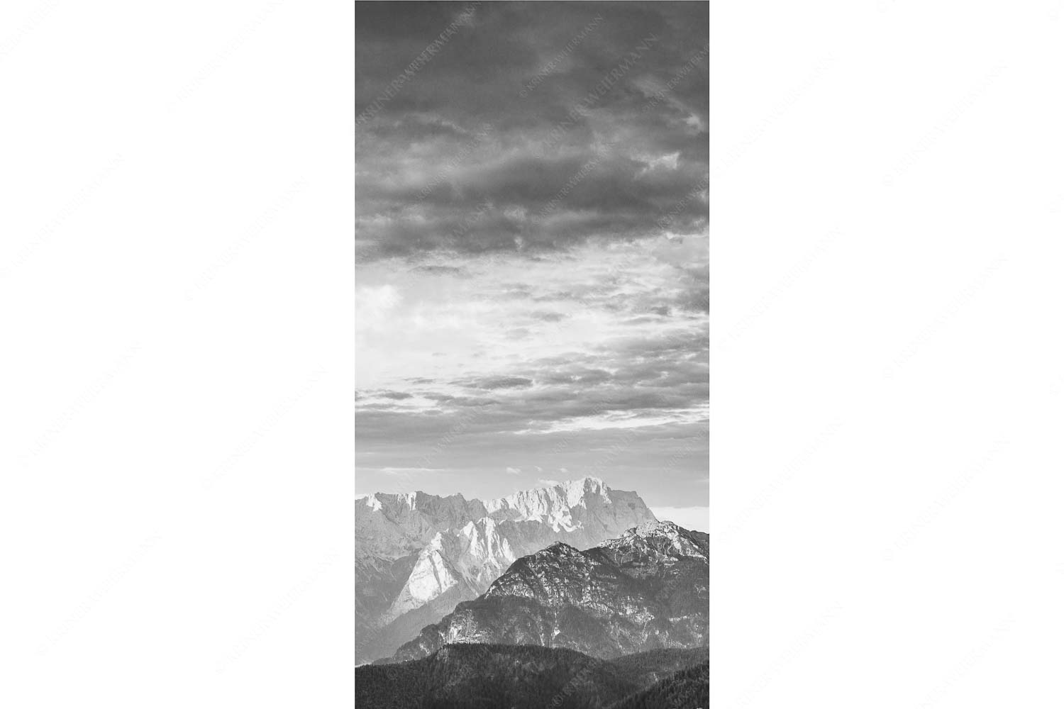 Blick über Garmisch-Partenkirchen und Kramer zum Zugspitzmassiv