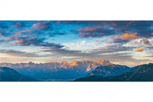 Blick über Garmisch-Partenkirchen und Kramer zum Zugspitzmassiv - Der Himmel tut sich auf - Seitenverhältnis 2,5:1 - Garmisch-Partenkirchen mit Wetterstein - weitere Infos unter https://www.kriner-weiermann.de