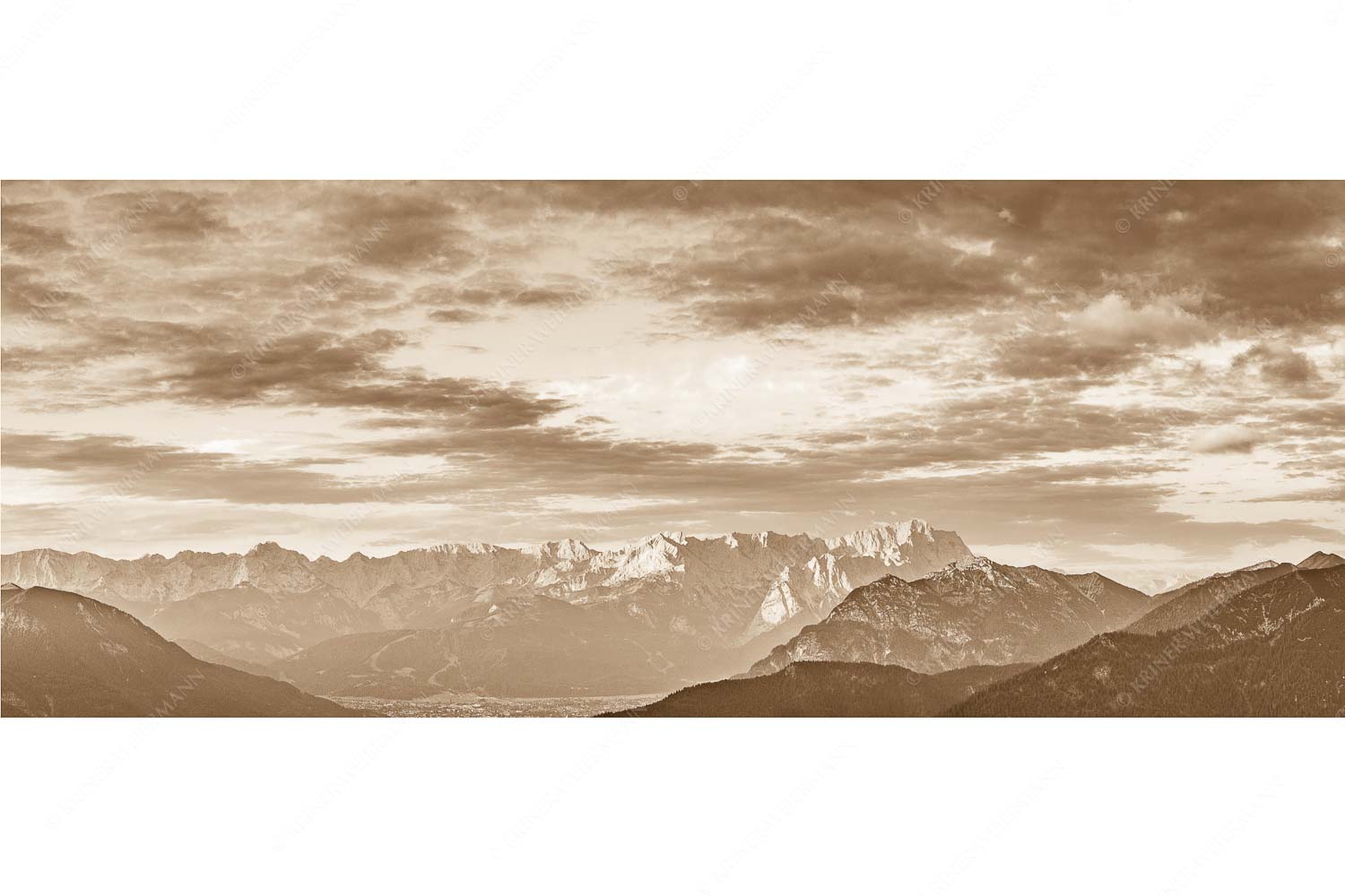Der Himmel tut sich auf – Seitenverhältnis 2,5:1 — Garmisch-Partenkirchen mit Wetterstein Blick über Garmisch-Partenkirchen und Kramer zum Zugspitzmassiv