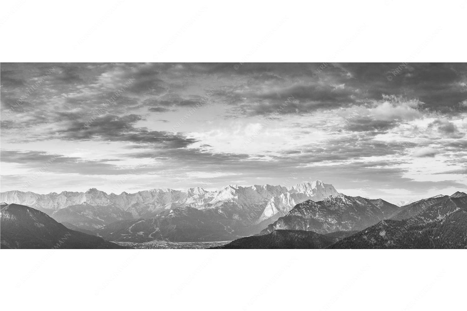 Der Himmel tut sich auf – Seitenverhältnis 2,5:1 — Garmisch-Partenkirchen mit Wetterstein Blick über Garmisch-Partenkirchen und Kramer zum Zugspitzmassiv