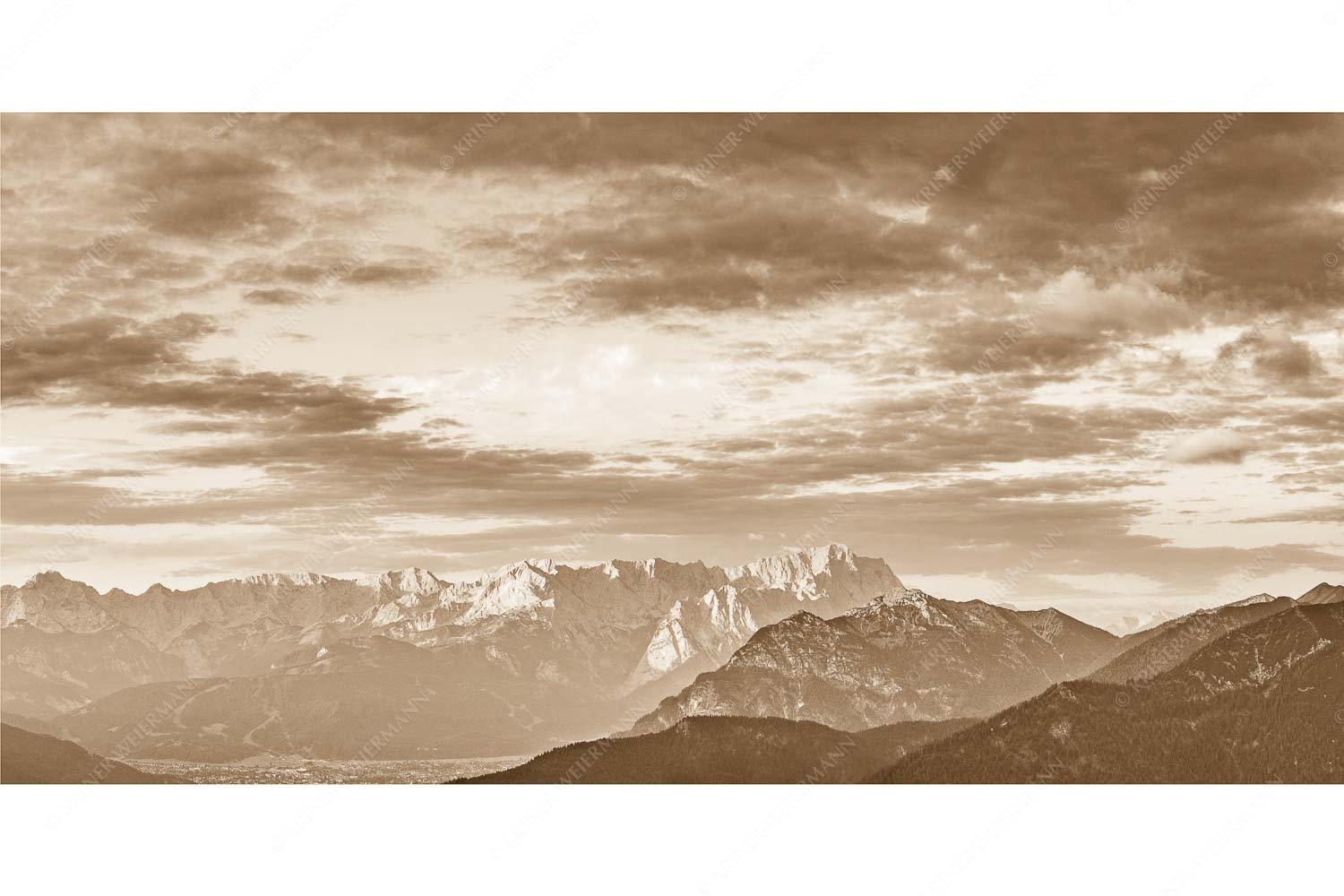 Blick über Garmisch-Partenkirchen und Kramer zum Zugspitzmassiv