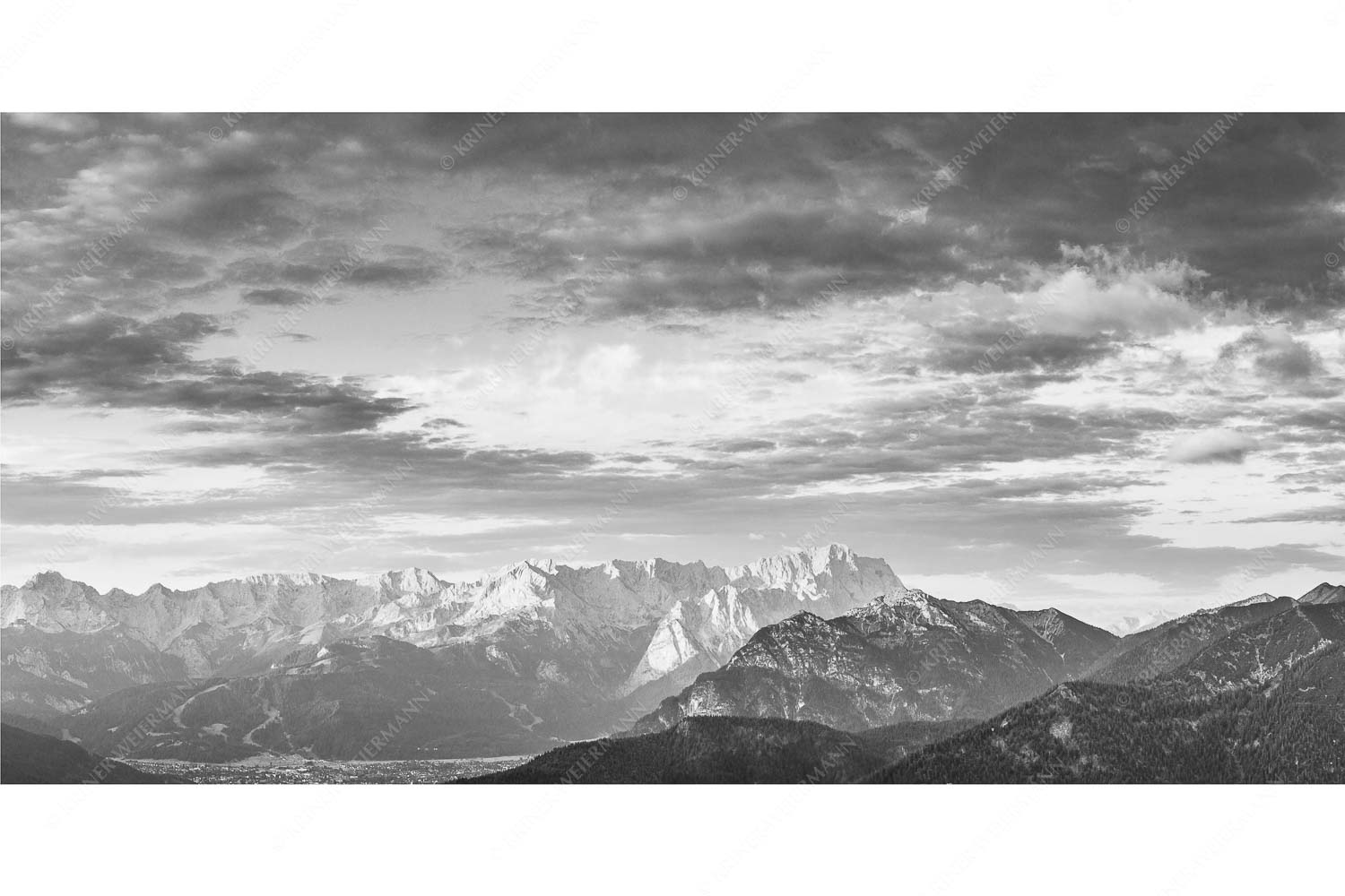 Der Himmel tut sich auf – Seitenverhältnis 2:1 — Garmisch-Partenkirchen mit Wetterstein Blick über Garmisch-Partenkirchen und Kramer zum Zugspitzmassiv