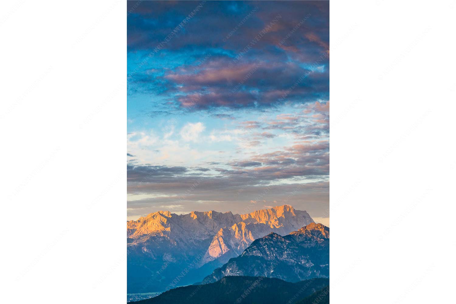 Der Himmel tut sich auf – Seitenverhältnis 2:3 — Garmisch-Partenkirchen mit Wetterstein Blick über Garmisch-Partenkirchen und Kramer zum Zugspitzmassiv